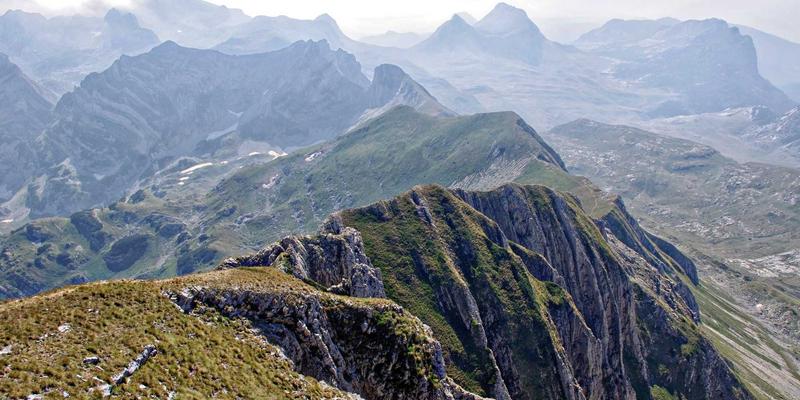 尤比克通信48：构建高效网络服务与通信系统的安全基石