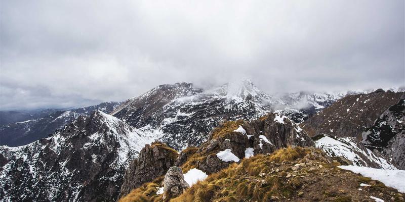 网络维护与安全新挑战：尤比克通信如何筑牢轨道交通企业网络的生命线